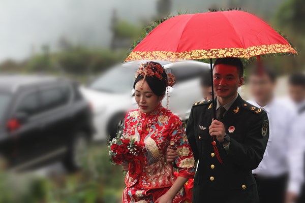 中秋撞上国庆节 丹桂镇乡村婚礼唱响“十五的月亮”(图3) 中秋撞上国庆节 丹桂镇乡村婚礼唱响“十五的月亮”(图3)
