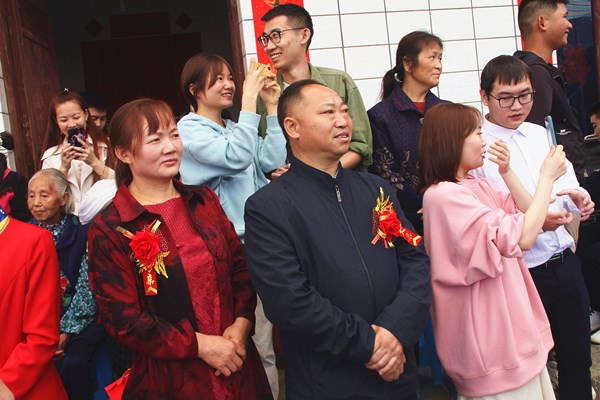 中秋撞上国庆节 丹桂镇乡村婚礼唱响“十五的月亮”(图15) 中秋撞上国庆节 丹桂镇乡村婚礼唱响“十五的月亮”(图15)