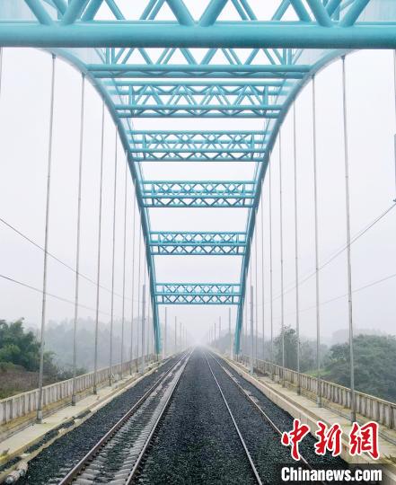 川南城际铁路内江自贡泸州线铺轨工作全力推进
